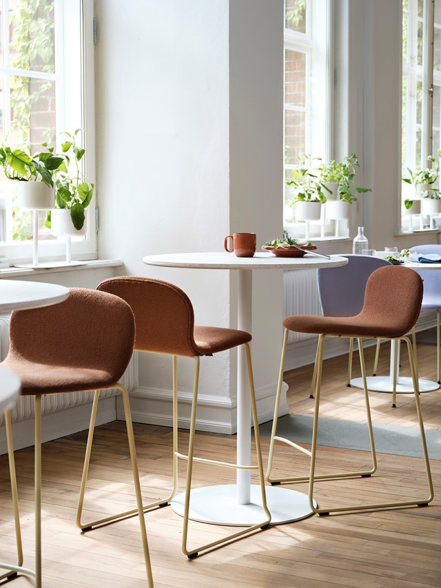 Tinnef_high_table_Alba_barchair.jpg