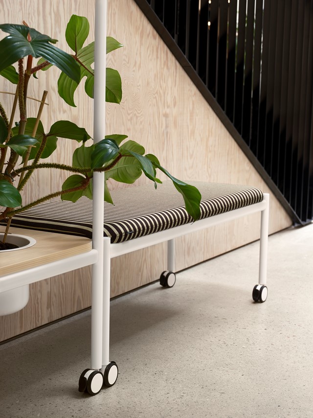 Plantea_bench_closeup.jpg